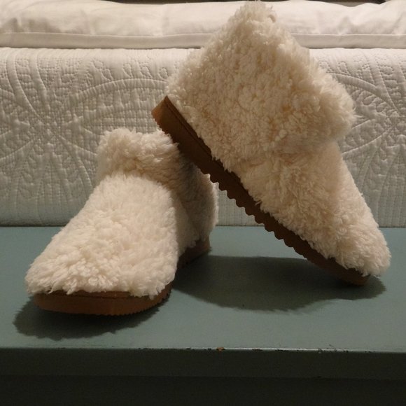 Dearfoams Cozy Bootie Slippers - Picture 1 of 7